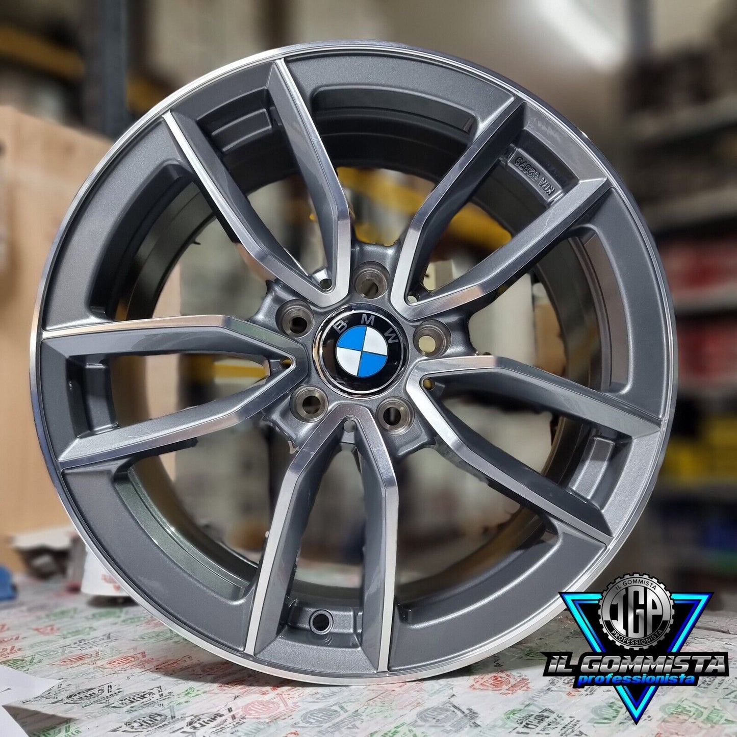 IGP21 KIT 4 Cerchi In Lega 18" Compatibili con BMW serie 1 F40 - 2 F44 F45 F46 M + serie 3 type G20 Touring G21 + serie 4 type G22 G23 dal 2021 + serie 5 type G30 G31 G5L G5K + X1 type F48 F1X + X2 type F39 + X3 type G01 G3X + X4 type G02