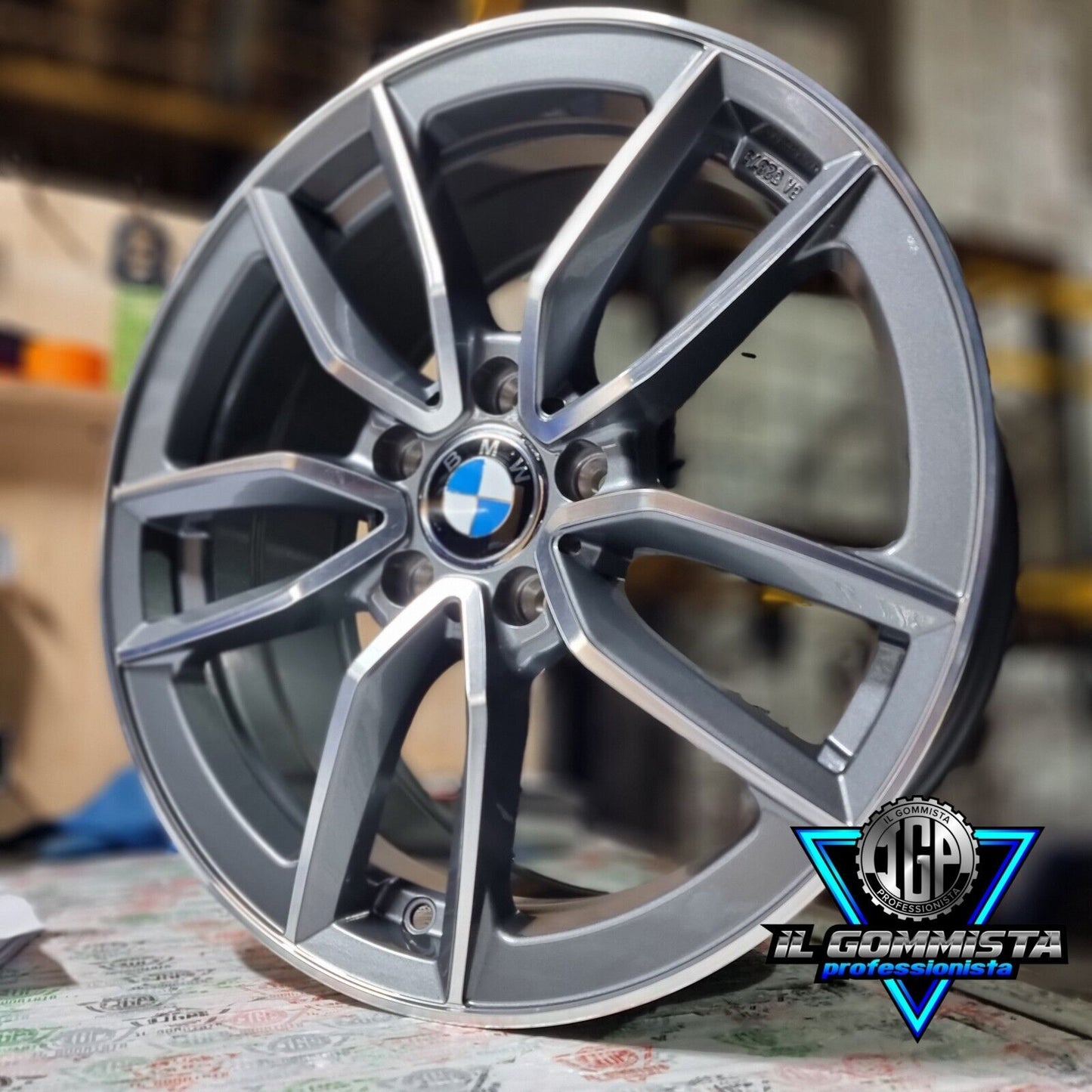 IGP21 KIT 4 Cerchi In Lega 18" Compatibili con BMW serie 1 F40 - 2 F44 F45 F46 M + serie 3 type G20 Touring G21 + serie 4 type G22 G23 dal 2021 + serie 5 type G30 G31 G5L G5K + X1 type F48 F1X + X2 type F39 + X3 type G01 G3X + X4 type G02